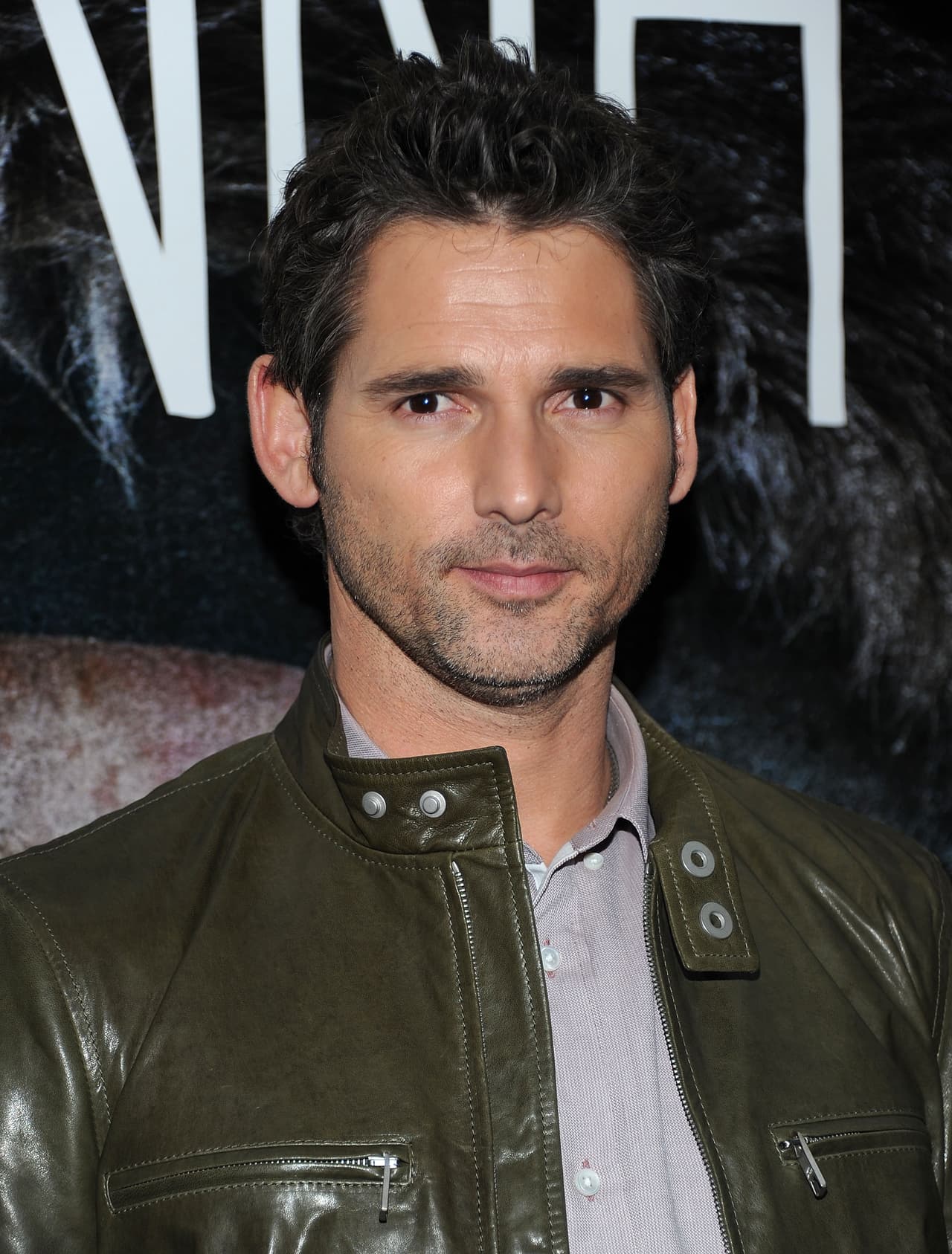 Eric Bana Una barba descuidada sin arreglos puede dar aire bohemio justo como la Eric Bana quien es papa de dos pequeños. Sus mejores looks resaltan con esa cara enmarcada por su muy sexy barba.