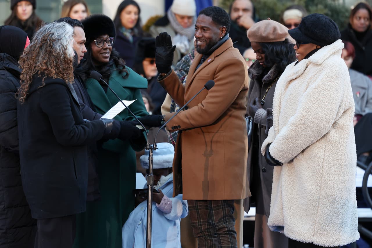 <b>Jumaane Williams <b>rompe en llanto </b></b>
<br>
<br>Tras tomar posesión como defensor público de Nueva York, Jumaane Williams dio un discurso enfocado en reivindicar el socialismo al señalar que solo busca lo mejor en educación, salud y vivienda. Y terminó rompiendo en llanto al recordarse a él de menor. 
<br>
<br>“Quiero dedicar un momento a decirles algo a muchos jóvenes que están ahí fuera, pero se lo voy a decir a una persona en particular que ha esperado 49 años para oírlo: chico del barrio, tú valías la pena y siempre, sin ningún título, eras suficiente, y mereces amor y mereces ser protegido, y es un honor para mí estar aquí para ayudar a crear una ciudad”.