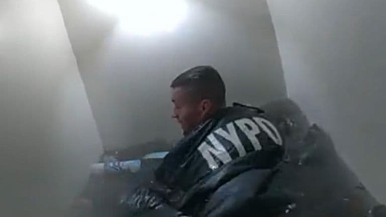 Video: Policías intentan y no logran rescatar a familia que murió en su hogar inundado de Queens