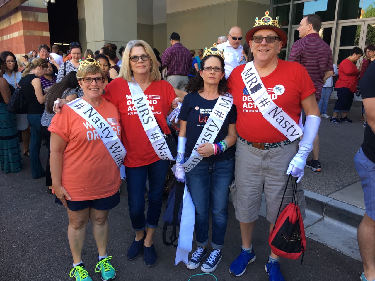 Este grupo de activistas del grupo 
<i>Moms Demand Action</i>, que aboga por leyes más severas contra las armas, construyó su propio reinado de lo desagradable para llamar la atención sobre "lo deplorable que es que un candidato en contienda llame a su oponente 'nasty'. Es una ofensa para todas las mujeres", dijo Caren Teves (tercera a la derecha), cuyo hijo Alex fue asesinado en la masacre de Aurora.