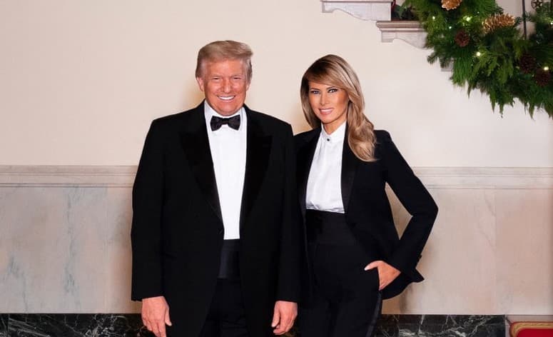 Melania y Donald Trump se visten igual para su última tarjeta de Navidad en la Casa Blanca y la foto causa sensación