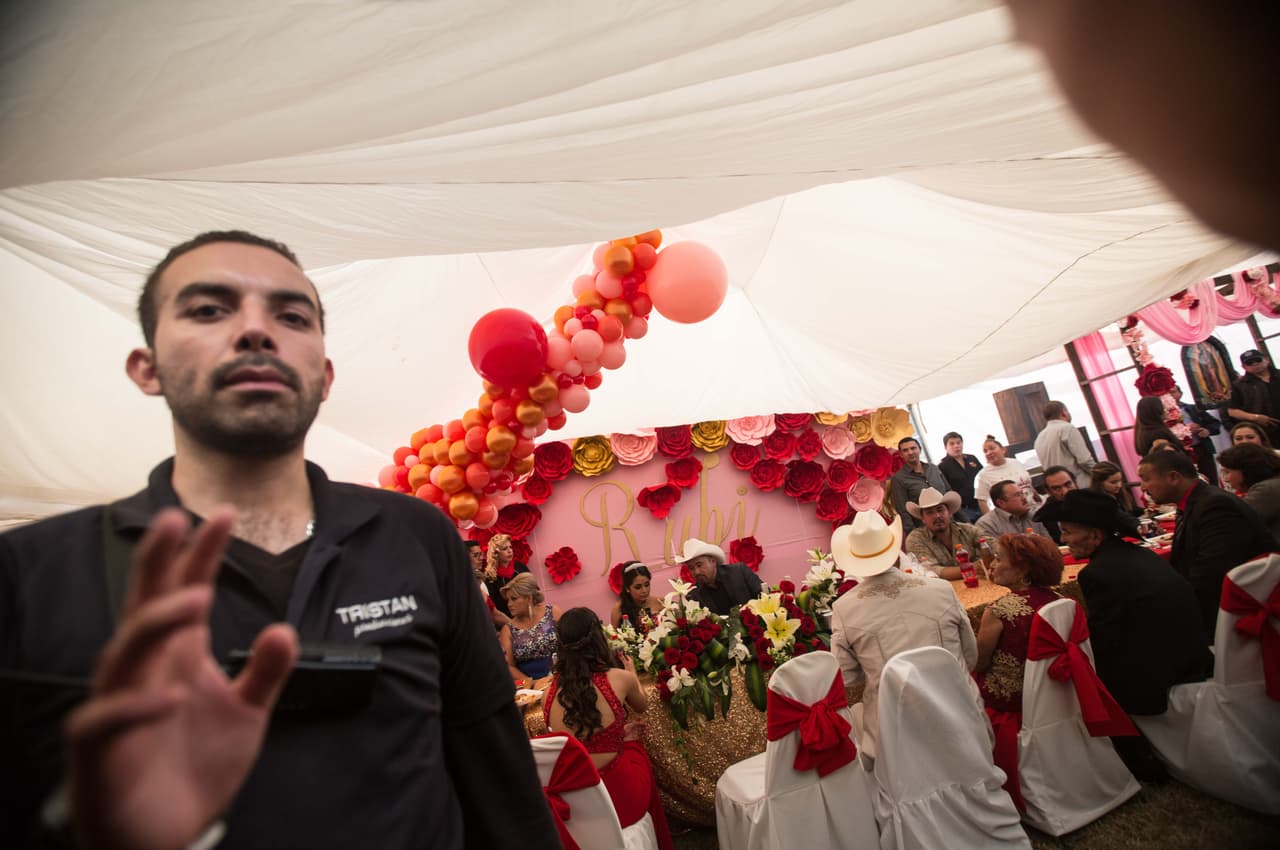 Un organizador del banquete acordona la zona donde la familia de Rubí está almorzando.