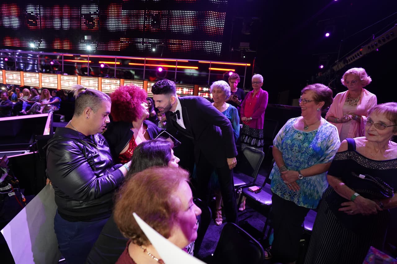 Obviamente Jomari dejó su lugar en el jurado para ir a saludar.