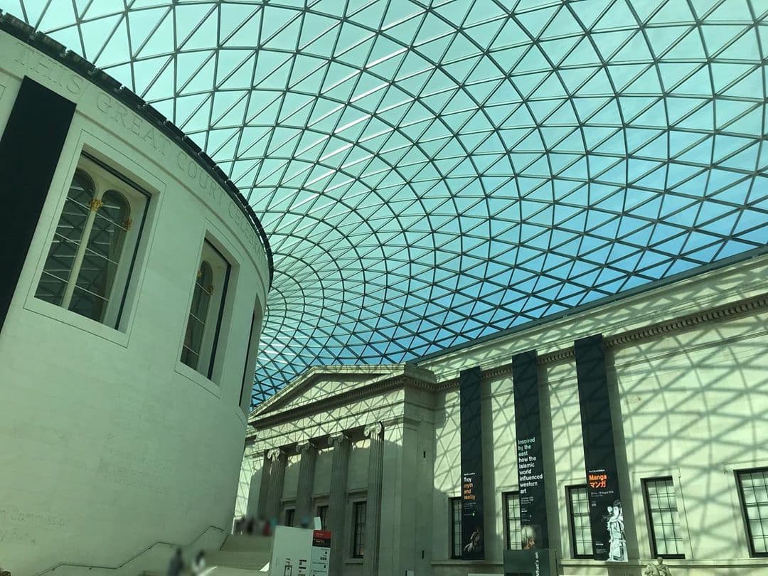 Karla visitó el Museo Británico, uno de los más importantes y visitados del mundo. "Donde se junta lo antiguo y lo moderno", escribió Karla junto a la bella fotografía.