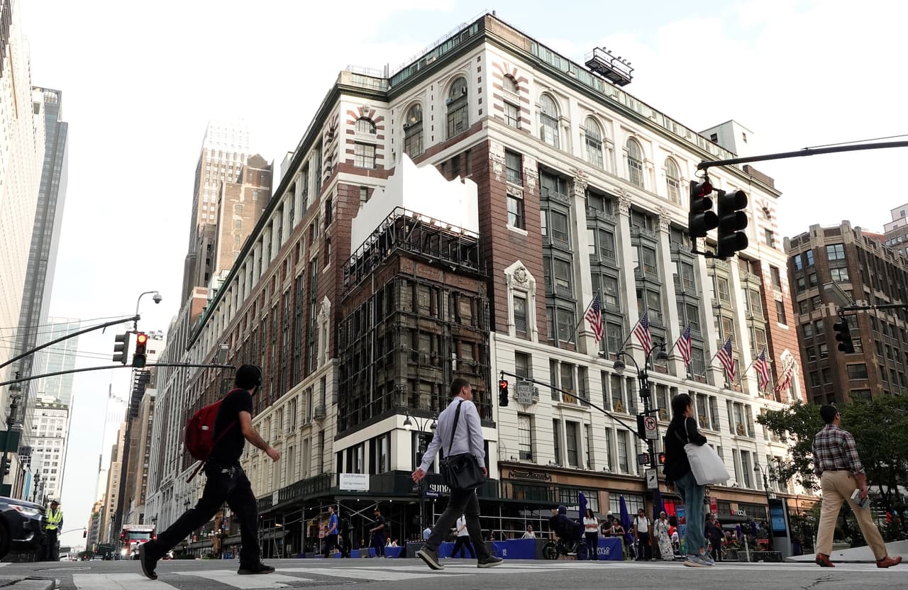 El
<b> letrero de Macy’s en Herald Square</b> comenzó a ser retirado como parte de una remodelación exterior de la histórica tienda insignia de Nueva York. La enorme bolsa roja, visible durante más de seis décadas, dejará paso a un diseño más moderno.