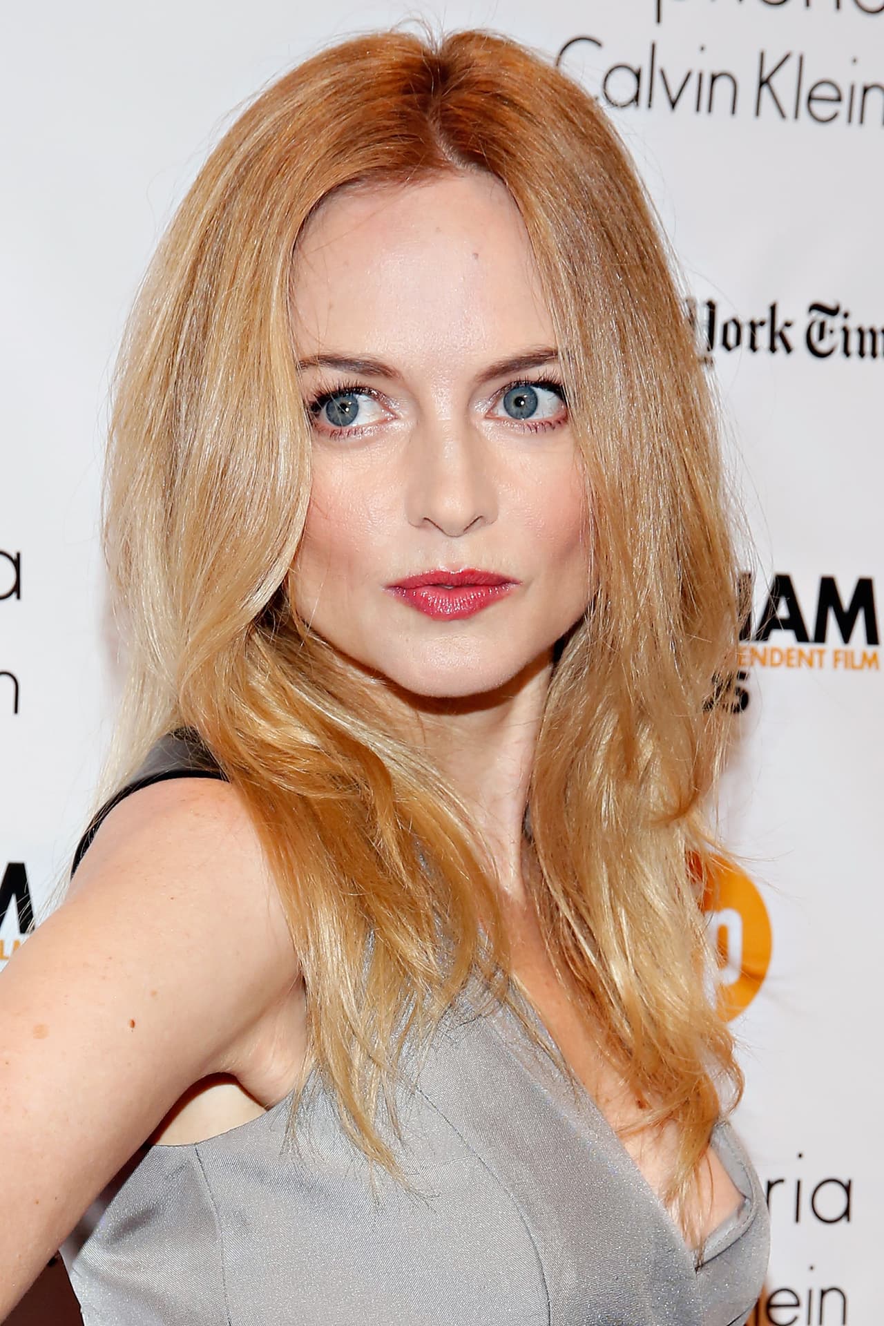 <b>Heather Graham</b> relató a Variety que Weinstein
<b>hizo un comentario sexual que la incomodó a principios de los años 2000</b>. Así lo relató a la publicación: "Harvey Weinstein me llamó a su oficina. Había un montón de guiones en su escritorio. 'Quiero ponerte en una de mis películas', me dijo y me ofreció dejarme elegir cuál me gustaba más. Más tarde en la conversación, mencionó que tenía un acuerdo con su esposa: podía acostarse con quien quisiera cuando estaba fuera de la ciudad. Salí de la reunión sintiéndome incómoda. No había hecho una mención explícita a que, al protagonizar una de esas películas, tuviera que acostarme con él, pero el subtexto estaba allí".