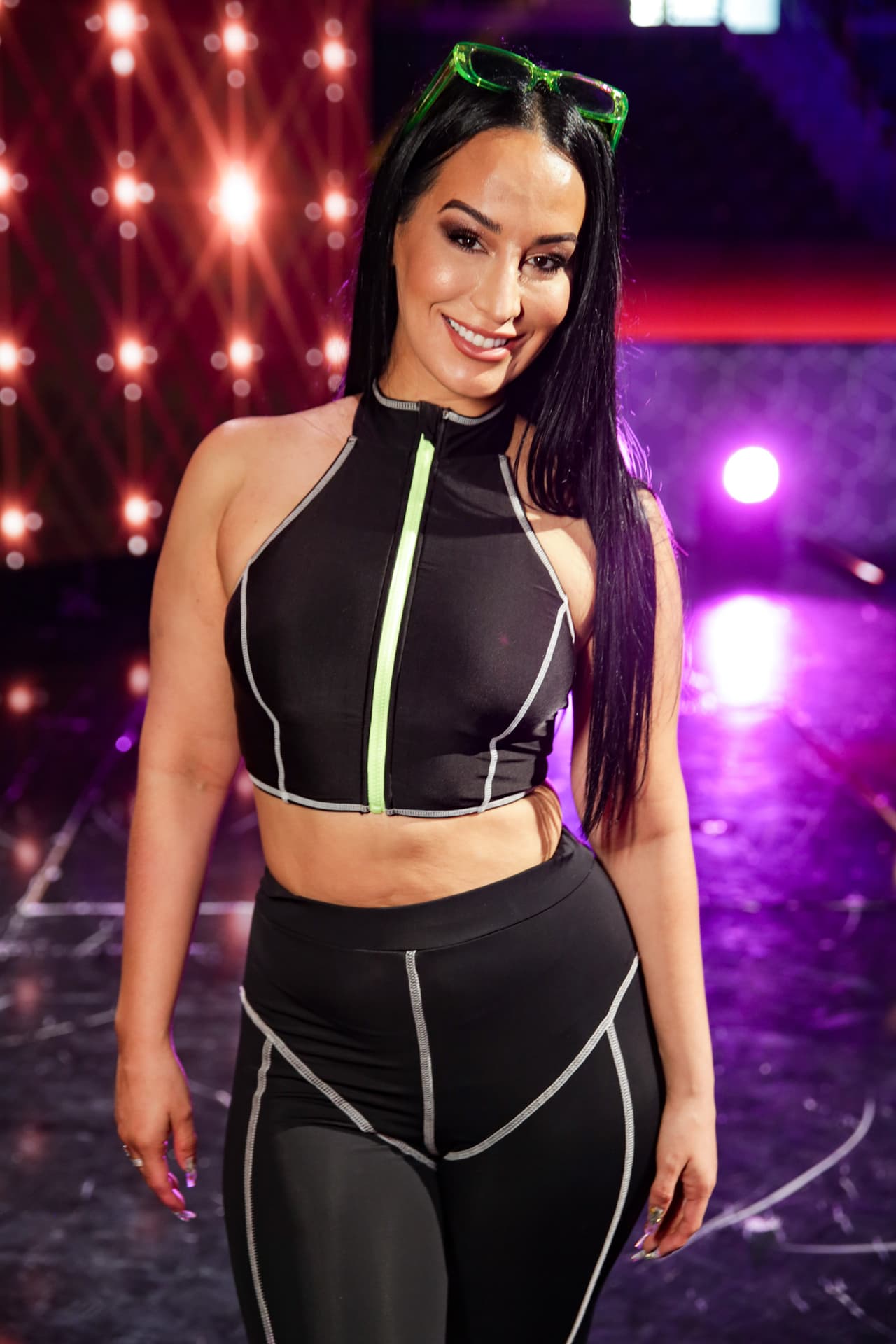 Las gafas para el sol fueron también parte del outfit que llevó al escenario.