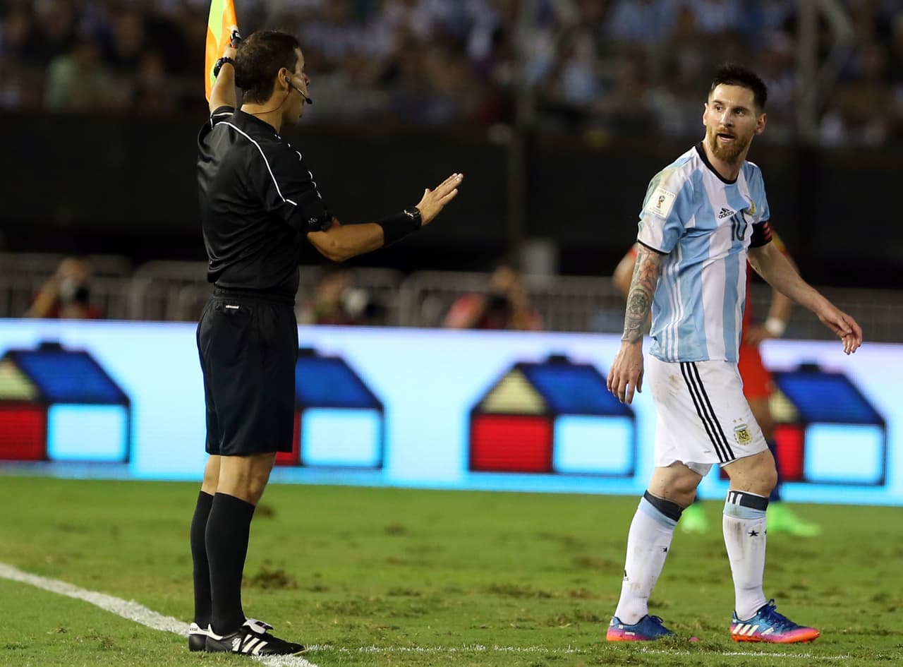 Messi insultó al juez de línea del partido Argentina-Chile, en el que su país se impuso 1-0 en el estadio Monumental de Buenos Aires. El atacante argentino se mostró muy molesto por la actuación del asistente brasileño.