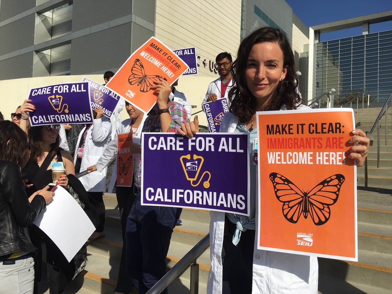 Doctores en Los Ángeles se oponen a las 'deportaciones médicas' y declaran su hospital santuario