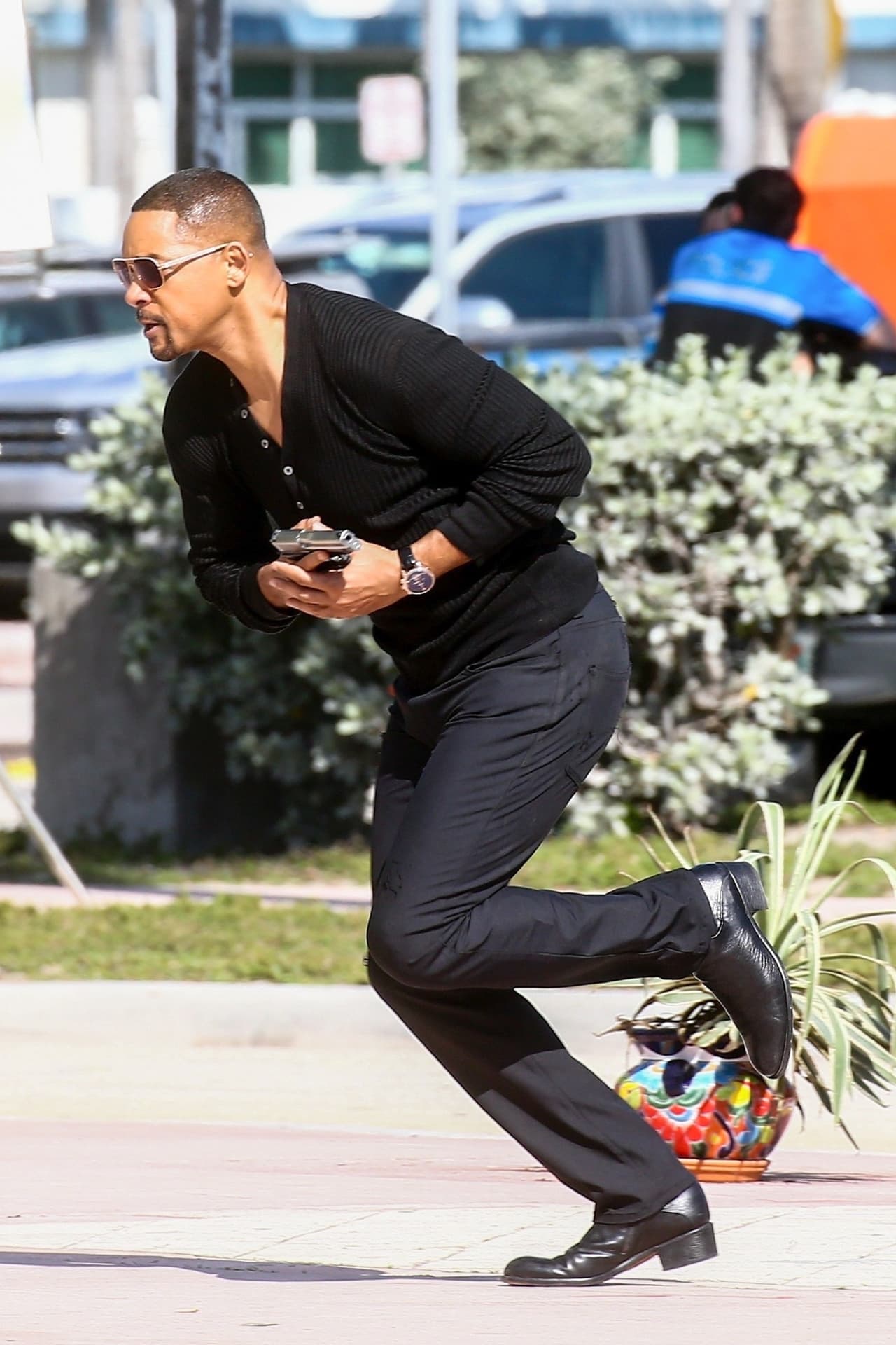 En otra secuencia, Will Smith corre con un arma en la mano derecha ¿a quién estaría persiguiendo?... lo sabremos en la película.