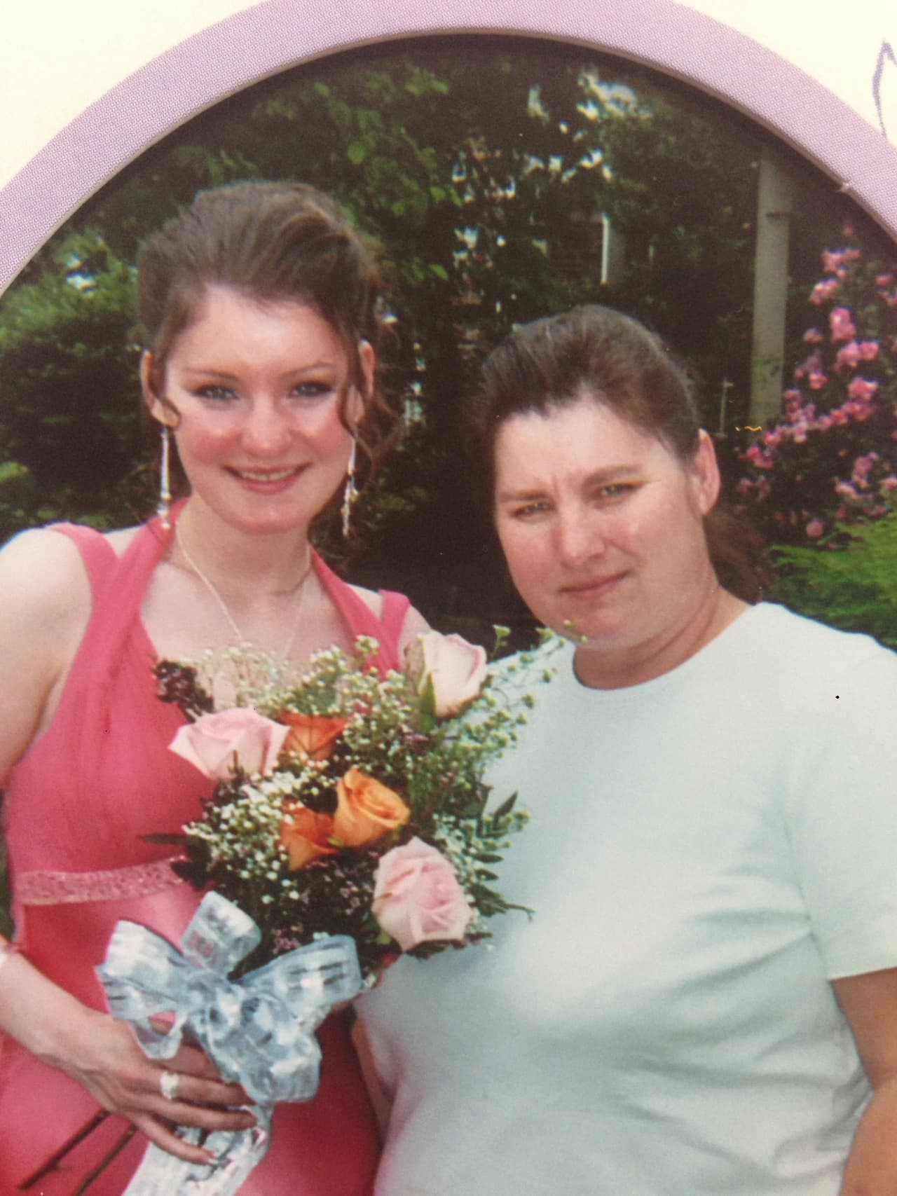 Karina Ambartsoumian-Clough y su madre el día de su baile de promoción.