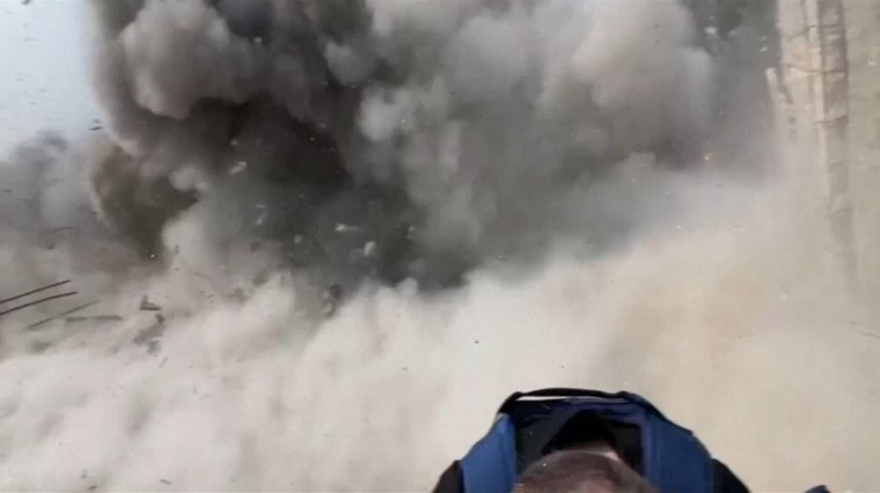 Video: Momento exacto en que un reportero y camarógrafo se salvan de morir por la caída de un misil israelí