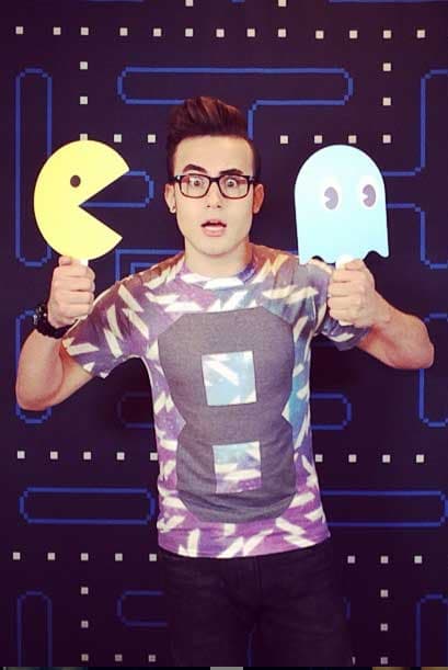 El cantante Johny Sky bromeó un poco en la sesión de fotos, ¿qué dirá Marisela Demontecristo de estas chistosas caritas?