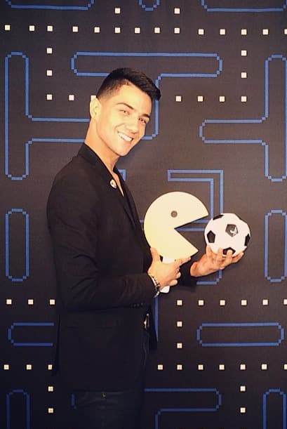 Si no posa con bellas mujeres, lo hace con divertidos juguetes.