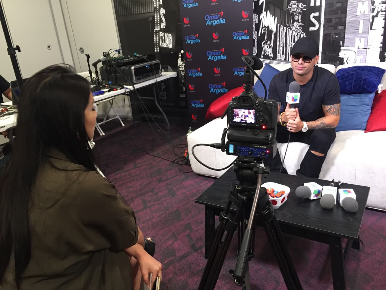 Wisin pasó por los micrófonos del show.