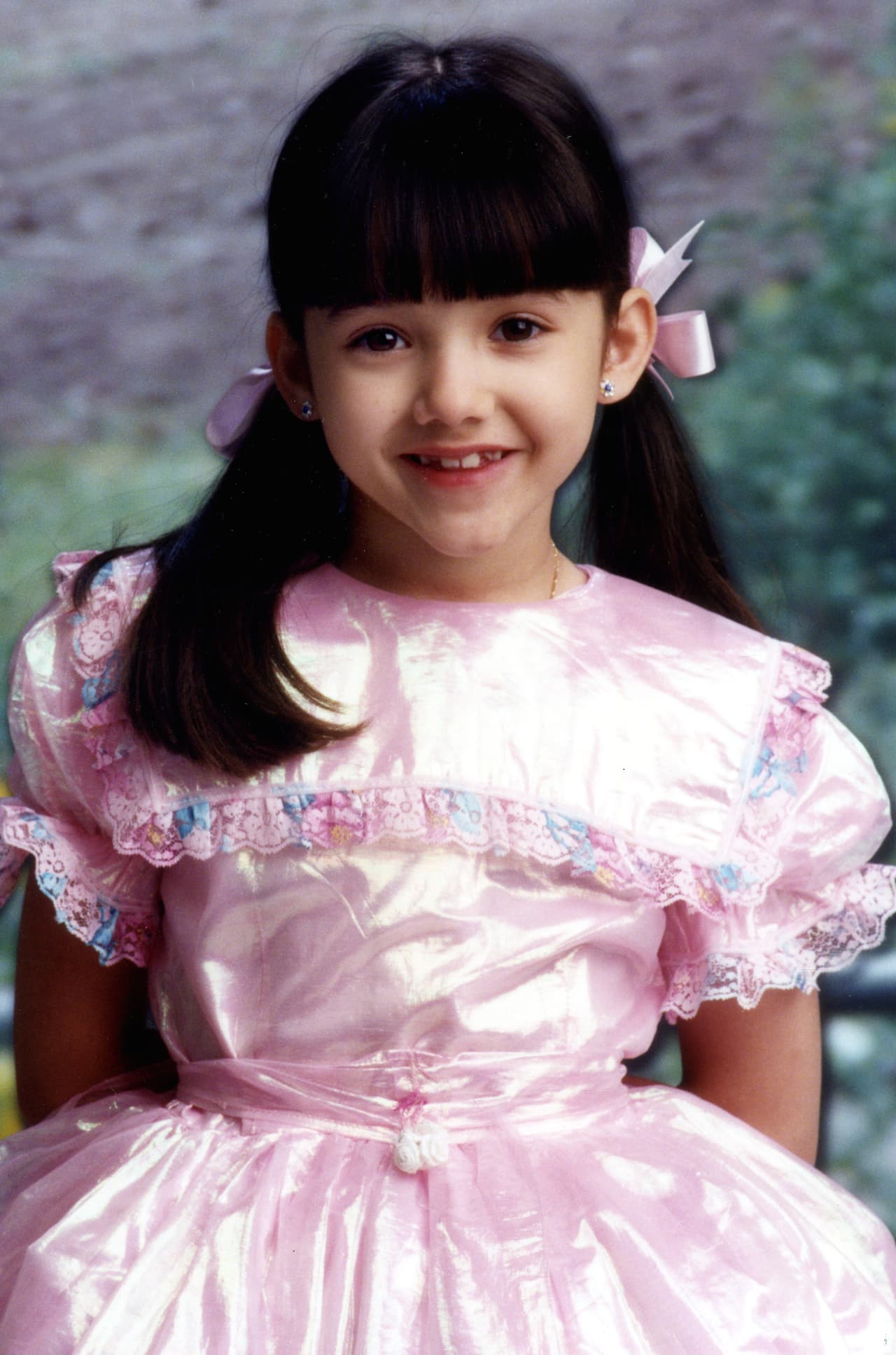 <b>Sherlyn</b> estudió actuación en el CEA Infantil, ella ingresó en 1990. Desde entonces se ha mantenido vigente en cine, teatro y televisión.