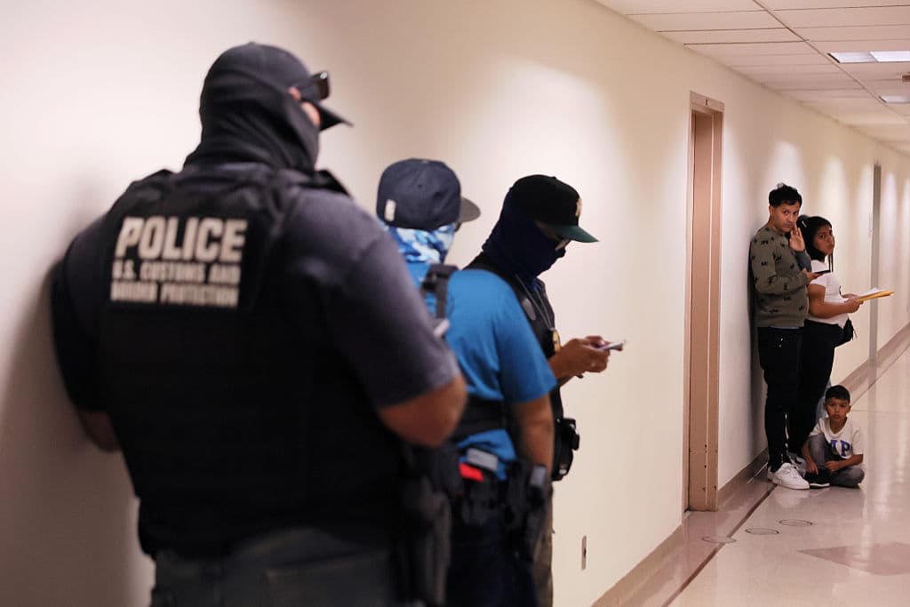 El incidente ocurre en un contexto de tensión. La semana pasada, 
<b>15 personas fueron arrestadas durante una protesta frente al edificio</b>, donde manifestantes acusaron a las autoridades federales de mantener a inmigrantes en condiciones deplorables. Días después, 
<b>un juez federal ordenó a la administración Trump mejorar las condiciones en el centro de detención improvisado en el décimo piso</b>, tras una demanda que describía instalaciones insalubres.