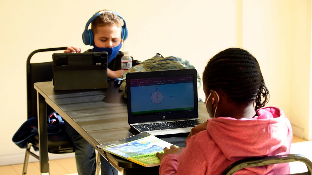 Ahora que tus hijos regresan a las escuelas, ¿cómo evitar lleven el coronavirus a casa?