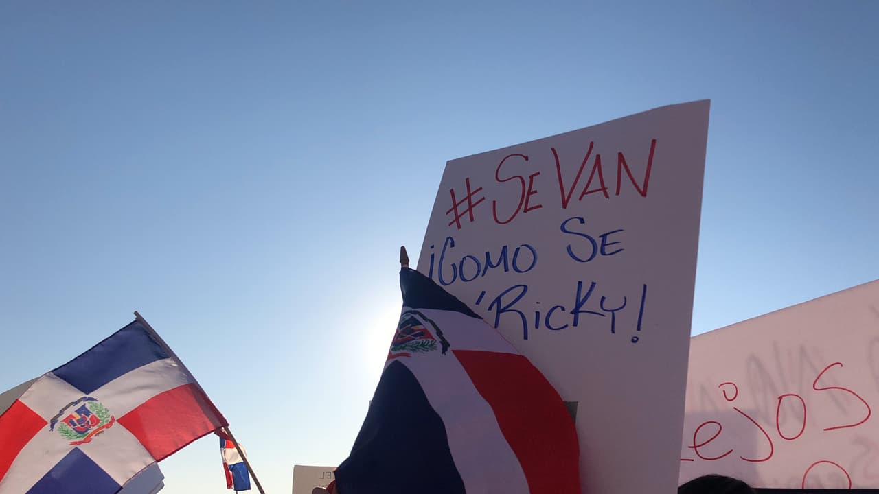 Muchos de los asistentes lanzaron consignas contra la Presidencia de Danilo Medina, a quien acusan de responsable en lo que calificaron de un "sabotaje a la democracia".