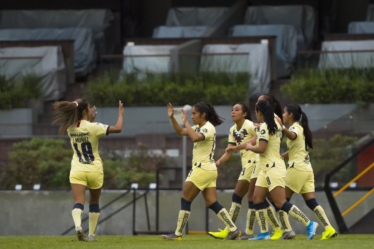 Jugadoras de México y España se retan a anotar el mejor gol en casa