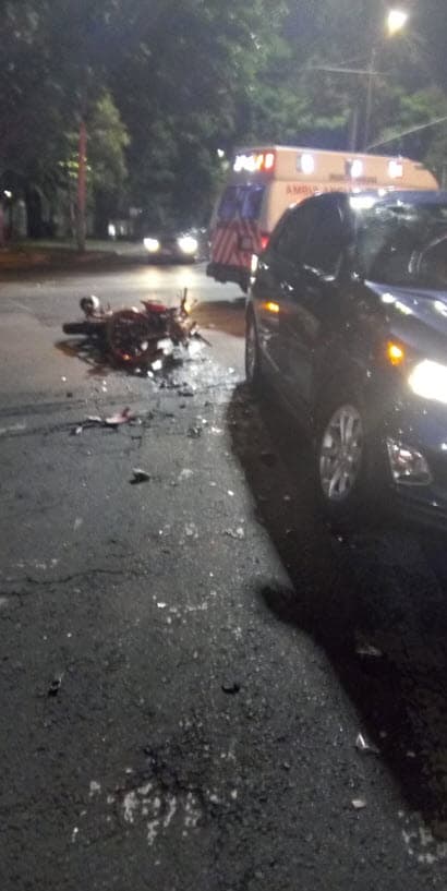 "Yo venía tranquilo, Carmen Salinas venía a media cuadra de mi y a la hora de cruzar, se me estrelló del lado derecho el chavo de la moto, ahí están las fotos".
<br>