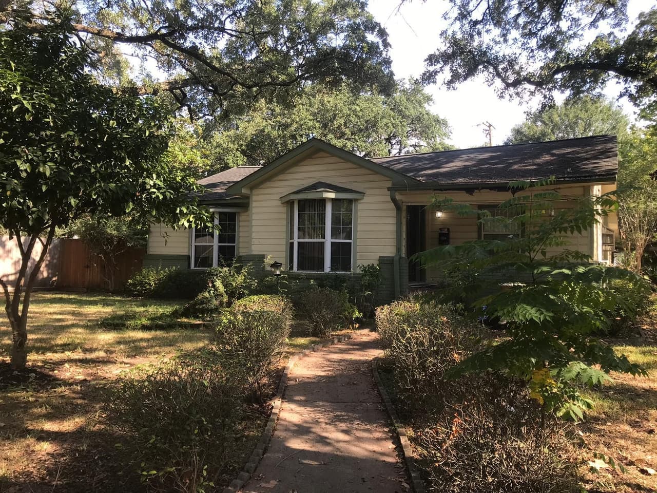 La vivienda más costosa de Naasón Joaquín García se encuentra en el tranquilo vecindario Brae Burns Acres de Houston, en Texas. Tiene cuatro habitaciones, dos baños y cuesta más de $690,000.