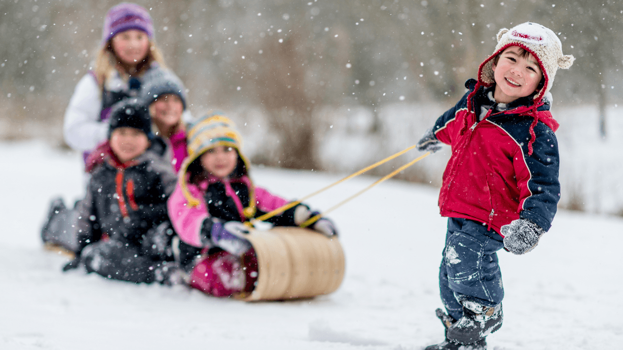 <h3 class="cms-H3-H3"><b>Riis Park</b></h3>
<br>Esta colina en Belmont-Cragin es diversión garantizada. Además, hay una pista de patinaje, para cuando te canses de deslizarte por la colina.
<br>
<b>Dirección:</b> 6100 W Fullerton Ave, Chicago, IL 60639