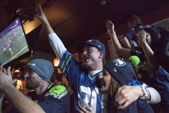 La felicidad colmó a los fanáticos de los Seahawks que hicieron una improvisada fiesta ambulante.