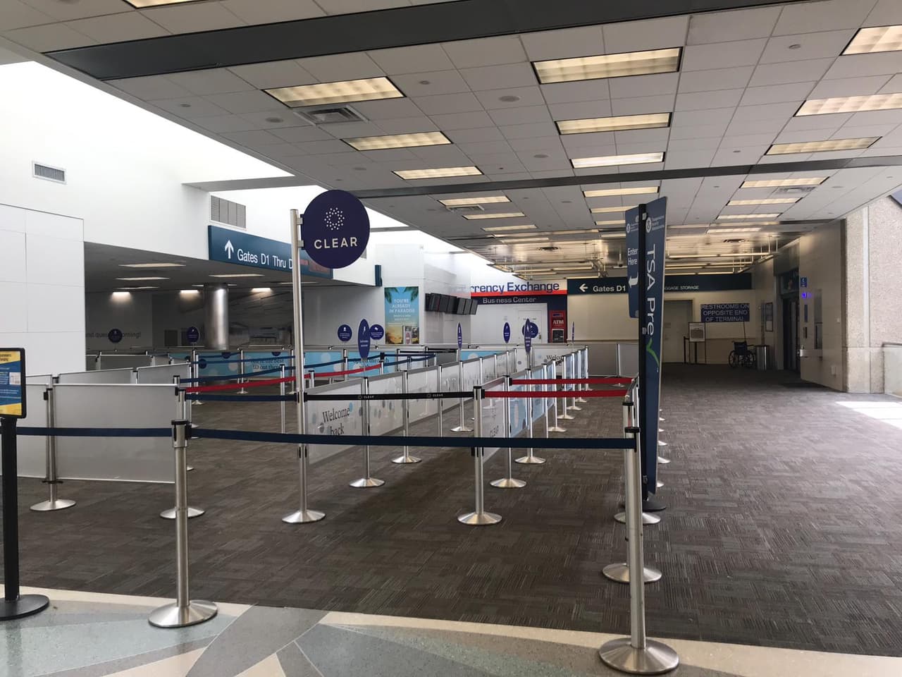 Todo el personal fue desalojado del aeropuerto cerca del mediodía.