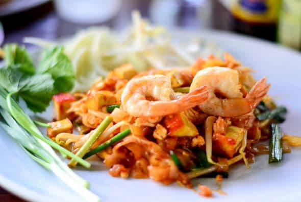PAD THAI CON CAMARONES. El Pad Thai es el fideo más famoso de Tailandia por sus propiedades nutrimentales. Consta de bastantes ingredientes entre los que destacan por su sabor: el vinagre, la salsa de soya, la salsa de pescado, la cebolla cambray y el cacahuate. ¡No lo pienses tanto y hazla!
