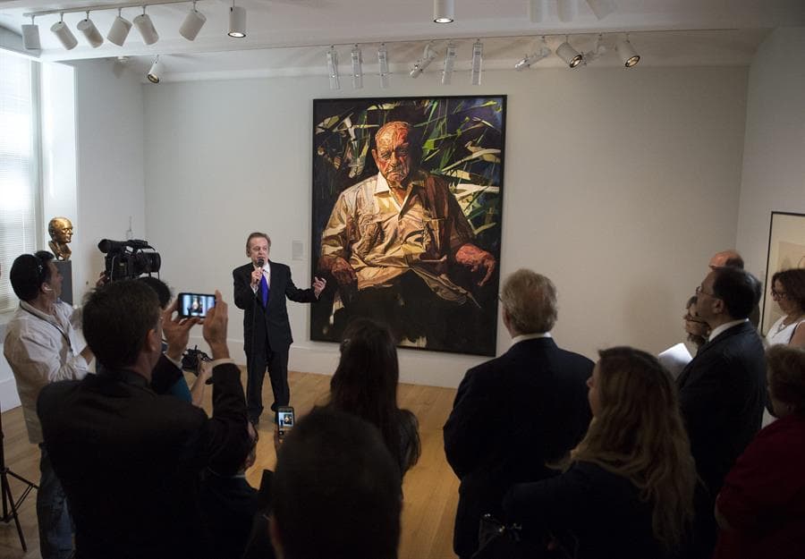 <b>Luis Muñoz Marín por Francisco Rodón</b>
<br>Caragol cuenta que, como puertorriqueña, tenía especial interés de traer esta obra (en la imagen en el momento de su presentación en 2015) a la Galería Nacional.
<b> </b>Luis Muñoz Marín fue el primer gobernador electo por el pueblo de Puerto Rico. Comenzó su mandato en 1949 y estuvo en el poder por 16 años en los que modernizó la economía. "Impulsó un cambio económico y social en la isla y la convirtió de agraria a industrial. Eso inicialmente tuvo un impacto muy positivo dentro de la sociedad, pero también creó una migración masiva de puertorriqueños a EEUU que llegaron aquí en los años 50 porque habían sido desplazados de sus trabajos en el campo", explica la comisaria. "Sin ese cambio económico al que él dio lugar a través de sus políticas, no hubiera habido la migración masiva en los 50 que construyó una identidad nacional fuera de la isla".