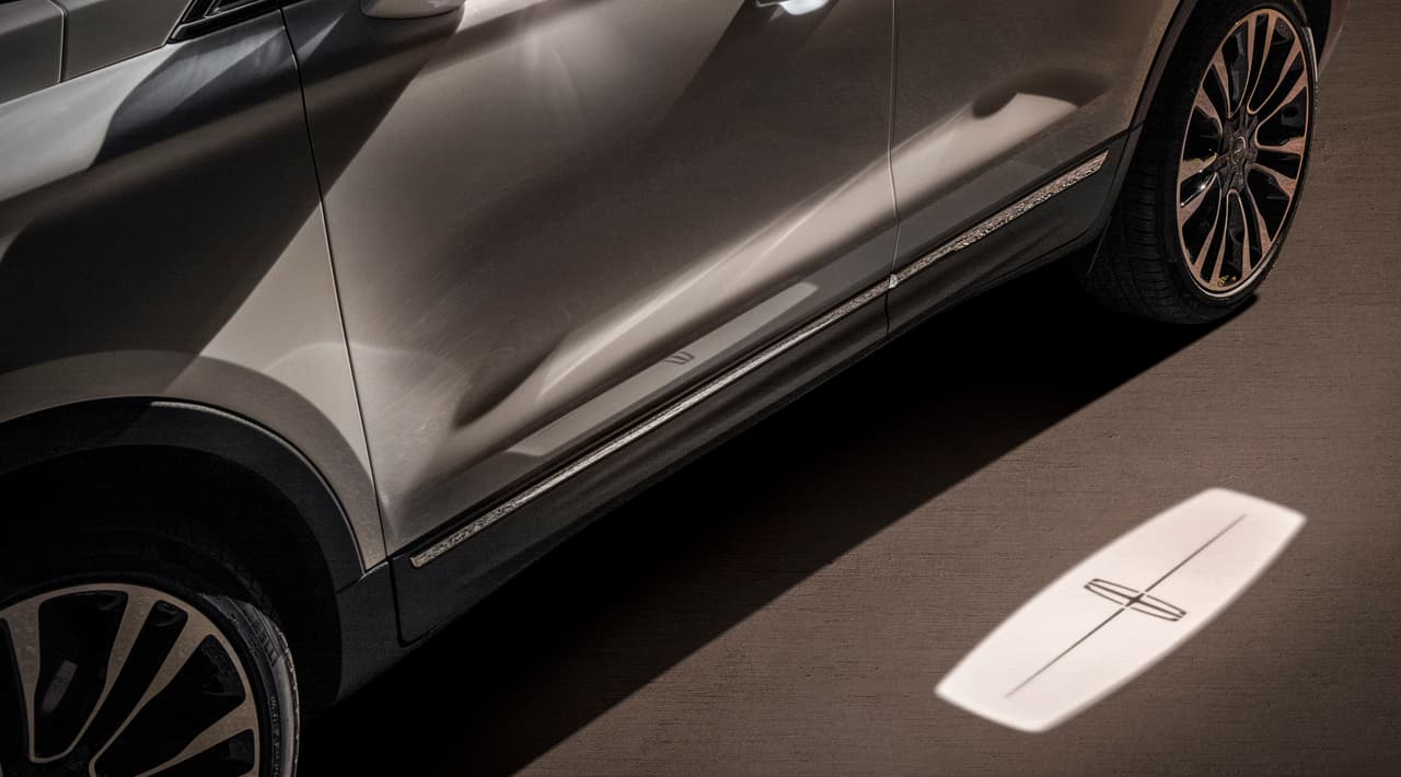El conductor de la Lincoln MKC es recibido por una alfombra
<b> luminosa de bienvenida</b> que se activa por la aproximación de la llave electrónica al vehículo. Las luces LED frontales y traseras también se iluminan y alumbran los alrededores de la camioneta.