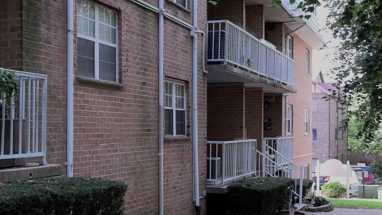 Investigan la muerte de un joven de 19 años en un apartamento de Staten Island: tenía moretones