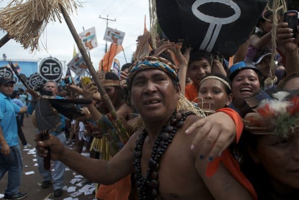 Luego explicó que si gana el domingo viajará a Brasil y a Colombia; que pondrá como prioridad de su gobierno la producción de alimentos relegando otros planes científicos como el de la fabricación de satélites y que repasará los convenios con países como Cuba.