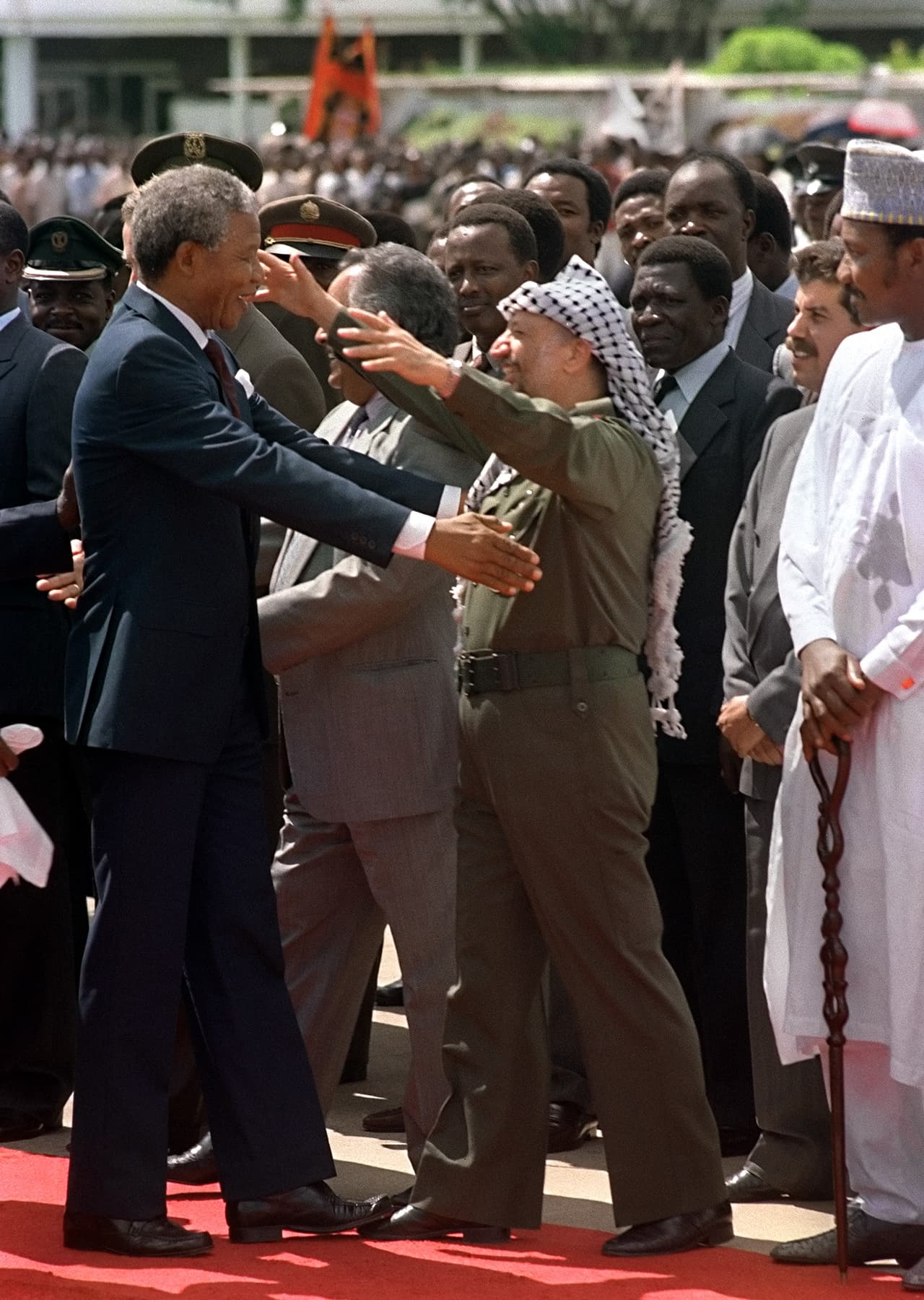 Nelson Mandela (izq.), líder contra el
<i> apartheid </i>sudafricano y miembro del Congreso Nacional Africano (ANC), saluda al presidente de la Organización de Liberación de Palestina (OLP), Yasser Arafat, a su llegada a Lusaka, el 27 de febrero de 1990. Era la primera visita de Mandela a un país extranjero desde su liberación de la cárcel.