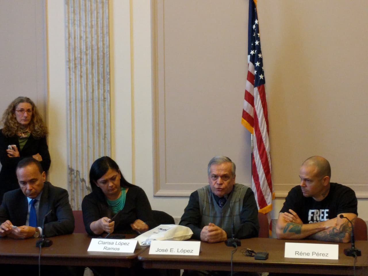 El hermano y la hija de Oscar López Rivera participaron en una reunión a puertas abiertas en el senado, junto con el congresista Luis Gutiérrez y el cantante Residente Calle 13