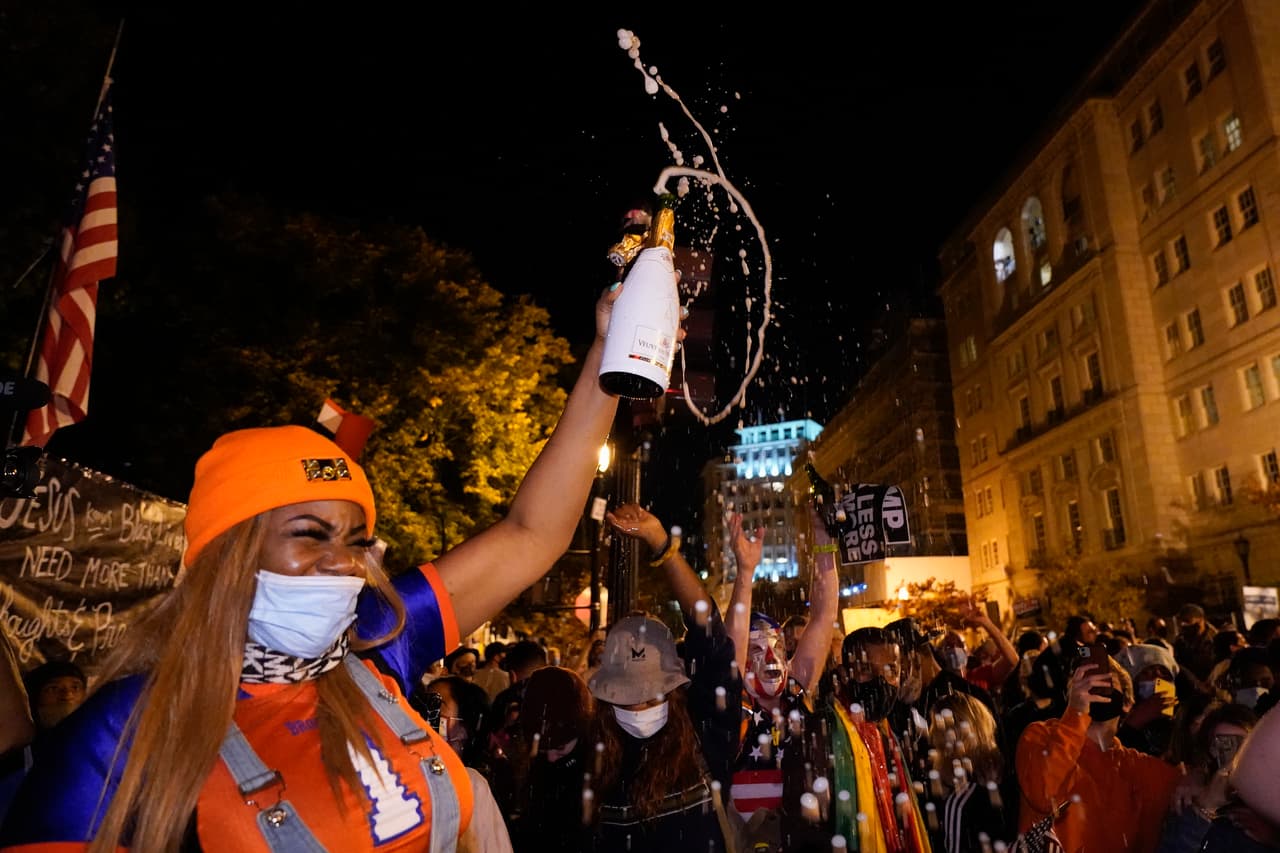 Hasta con champaña fue la fiesta en la plaza Black Lives Matter, este sábado en Washington.