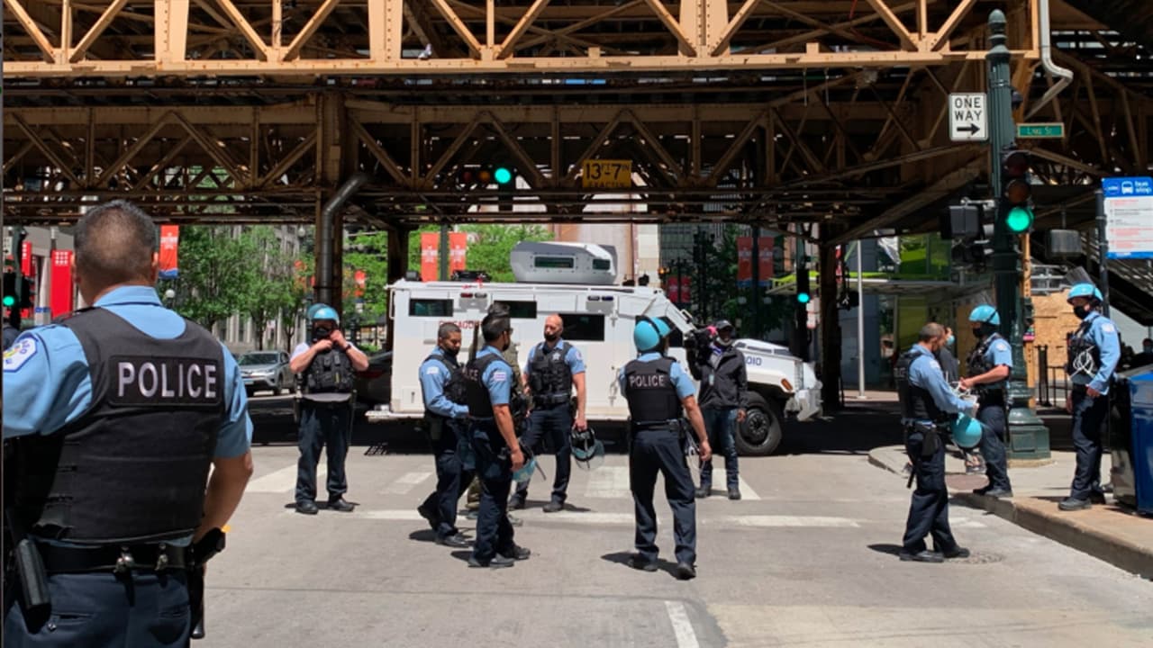 La policía pide evitar ir a algunos centros comerciales de los suburbios; hay cierres debido a las disturbios