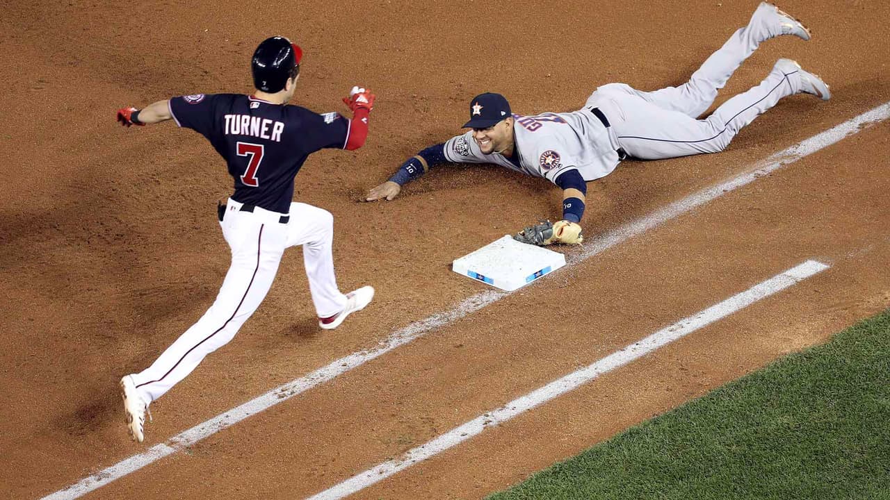 Yuli Gurriel haciendo un out en primera base a Turner para seguir mantieniendo el 0 en el marcador, durante el sexto inning. El cubano en ataque ha impulsado una carrera y anotado otra durante estos tres días en Washington.