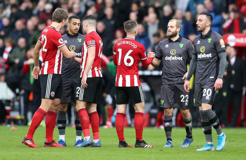 Ollie Norwood saluda Teemu Pukki, del Norwich City, mientras sus compañeros hacen los propio tras terminar el encuentro.