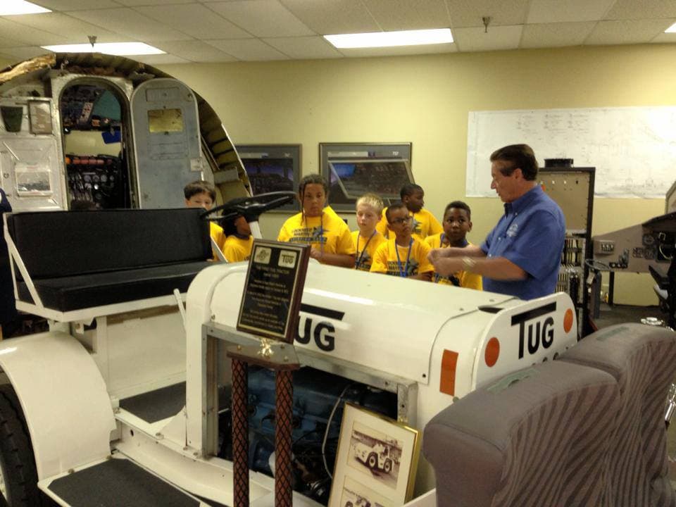 <b>Fernbank Science Center</b>
<br>
<b>Sitio web</b>: 
<a href="http://www.fernbank.edu/">http://www.fernbank.edu/</a> 
<br>
<b><a href="https://maps.app.goo.gl/C3z8zKZGL2Dy8tz36">Cómo llegar</a> </b>
<br>
<br>Visita el observatorio y las exhibiciones del Fernbank Science Center de forma gratuita, y el estacionamiento también es gratuito. Explora exhibiciones de animales vivos y una colmena de abejas vivas, una extensa colección de taxidermia y exhibiciones espaciales, incluida la cápsula espacial real del Apolo 6 y una colección de meteoritos.