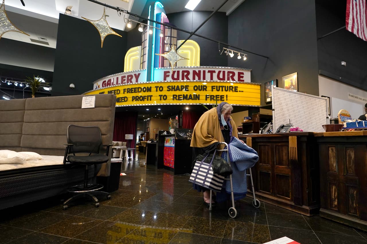 <b>Gallery Furniture, una tienda de muebles</b> que ocupa una gran nave de exhibición en Houston, es un ejemplo de ello y abrió sus puertas para acoger a los más afectados por la tormenta, que ha hecho que miles de personas continúen sin agua ni electricidad.