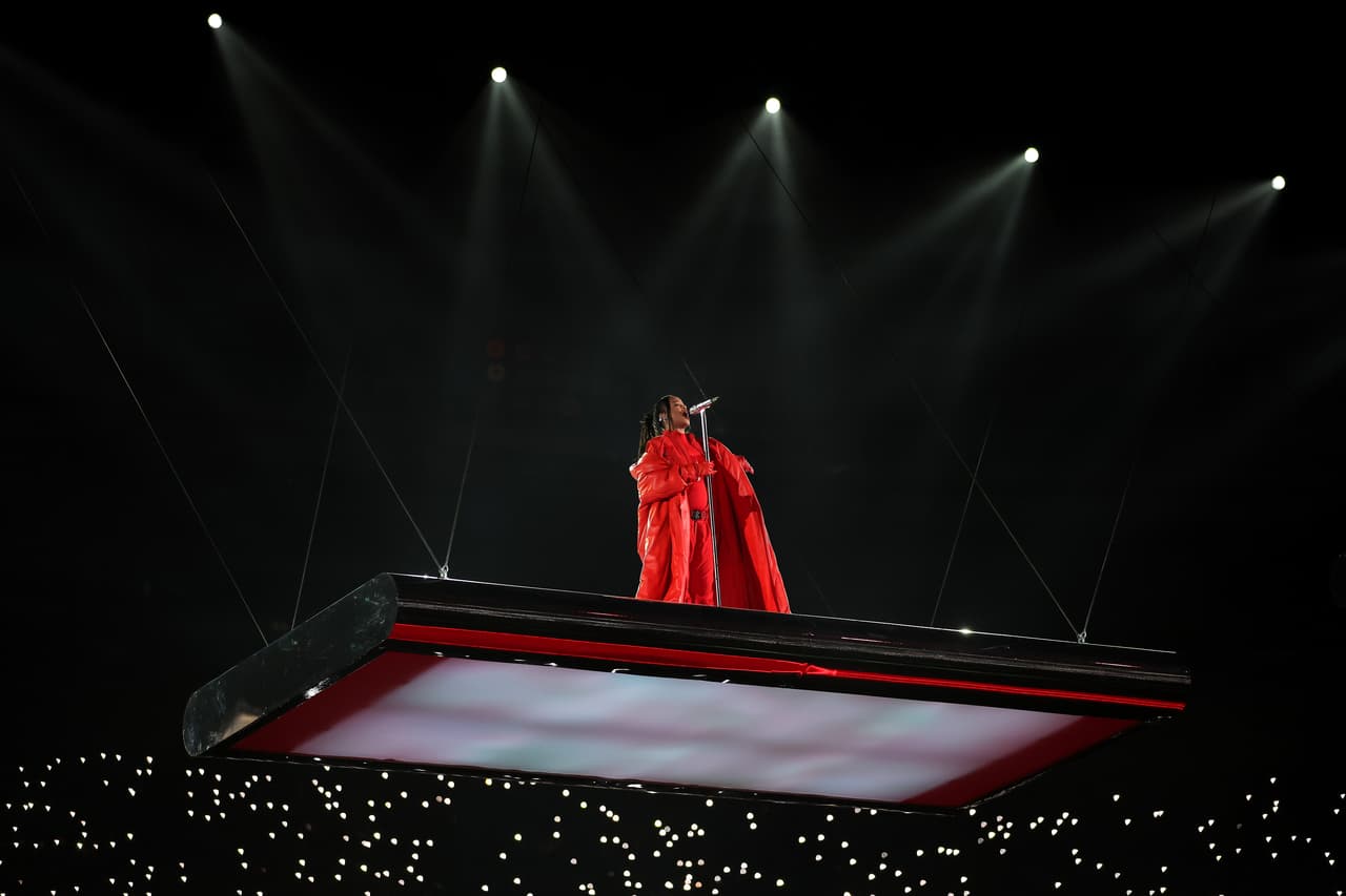 En una entrevista previa a esta presentación, la ganadora del GRAMMY había dicho que primero pensó dos veces antes de actuar en el Super Bowl, pero que la maternidad finalmente la inspiró a actuar en él.
<br>