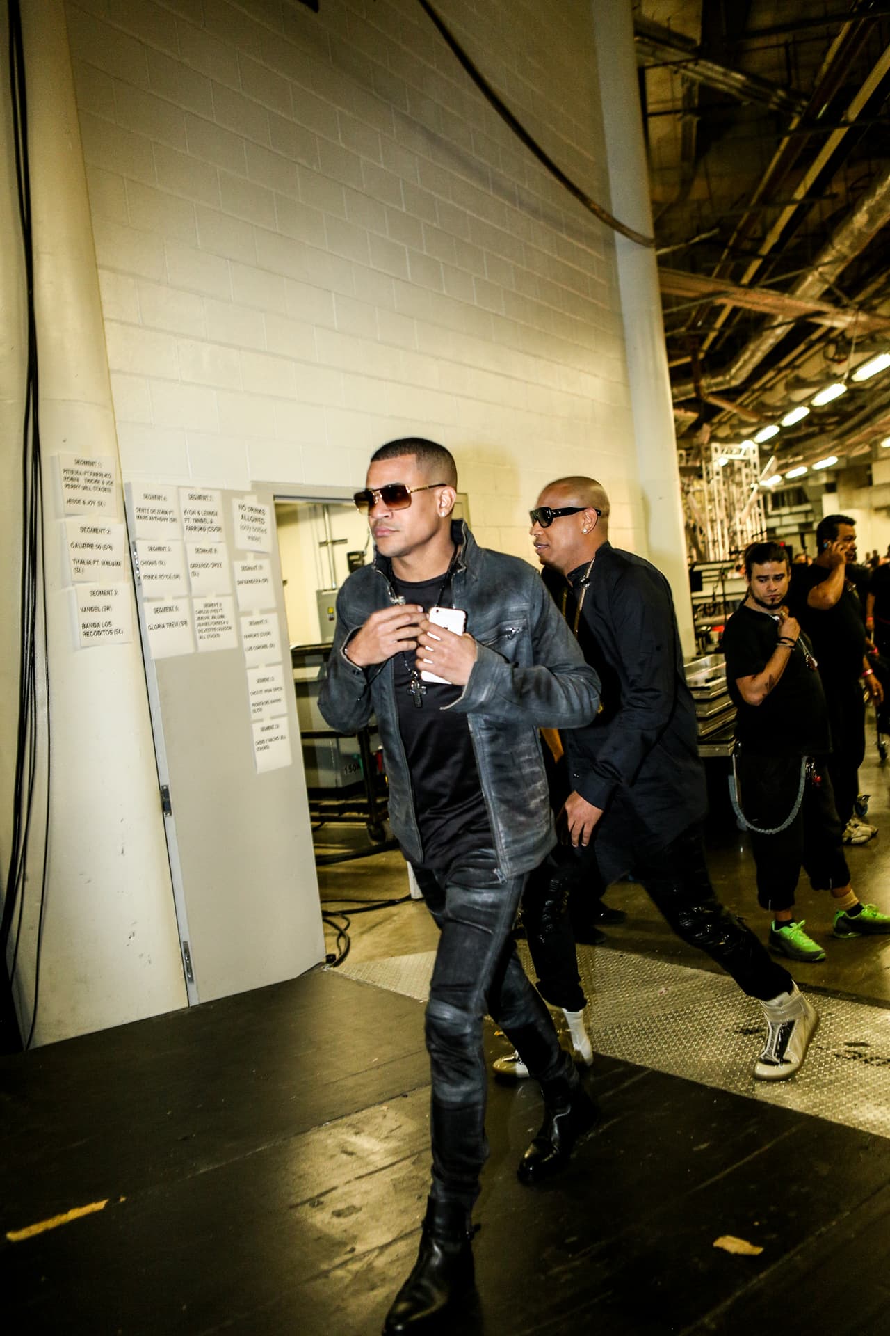 Una cosa fue lo que viste en televisión y otra lo que te perdiste. Pero, relax! Nuestro lente te trae el detrás de cámaras de la esta entrega de Premio Lo Nuestro.