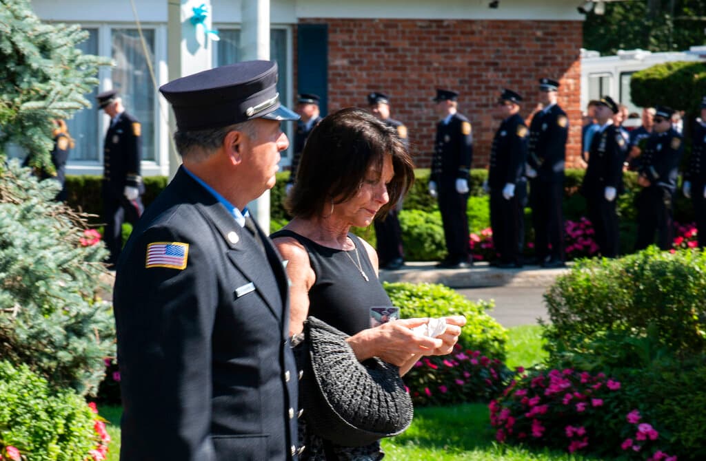 Los bomberos de Long Island acudieron a presentar sus respetos.