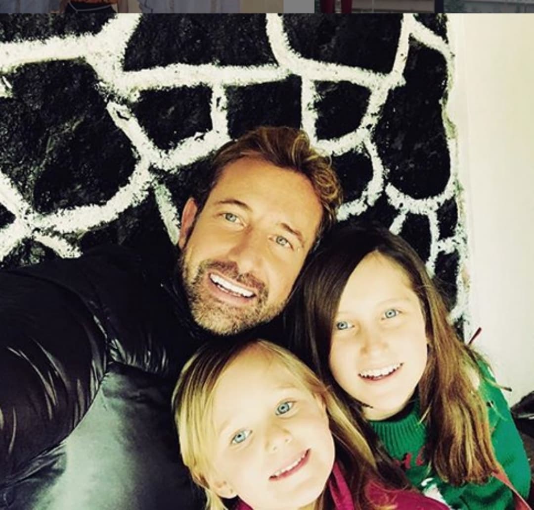 "Se quedan conmigo al término de las vacaciones (escolares) y 
<b>están felices de la vida para irnos a disfrutar</b>", afirmó el actor antes de abordar el avión.