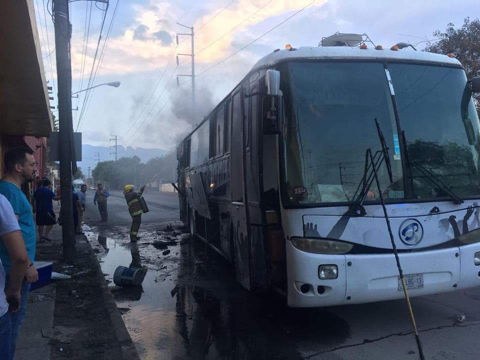 Los músicos del grupo Palomo observaban incrédulos cómo los bomberos sofocaban el fuego de su camión.