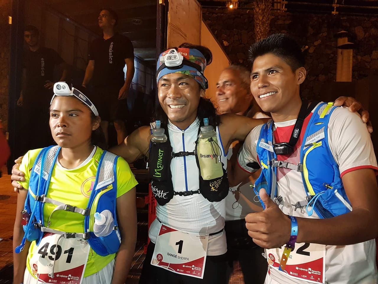 Los hermanos Ramírez, con el corredor Sangé Sherpa, antes de comenzar la carrera