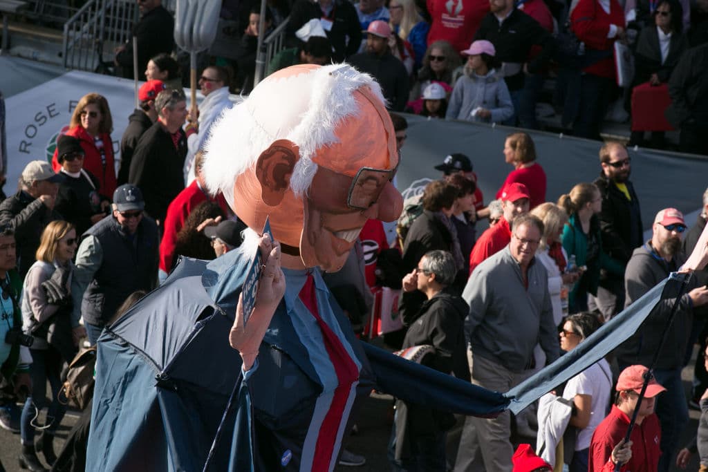 Decenas de personas aprovecharon el desfile para protestar contra las medidas sanitarias impulsadas por el gobierno federal. Su marcha se denominó “Medicare para todos”.
