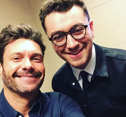Sam Smith presumió una selfie con el presentador Ryan Seacrest, quien se desempeñó como uno de los presentadores de la primera noche del festival.
